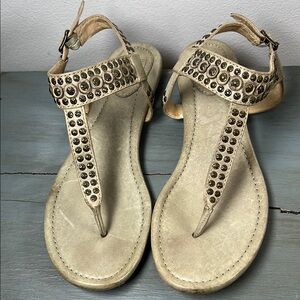 Frye madison disc thong Stud  Flat Slingback Sandal size7.5.              ordrA2